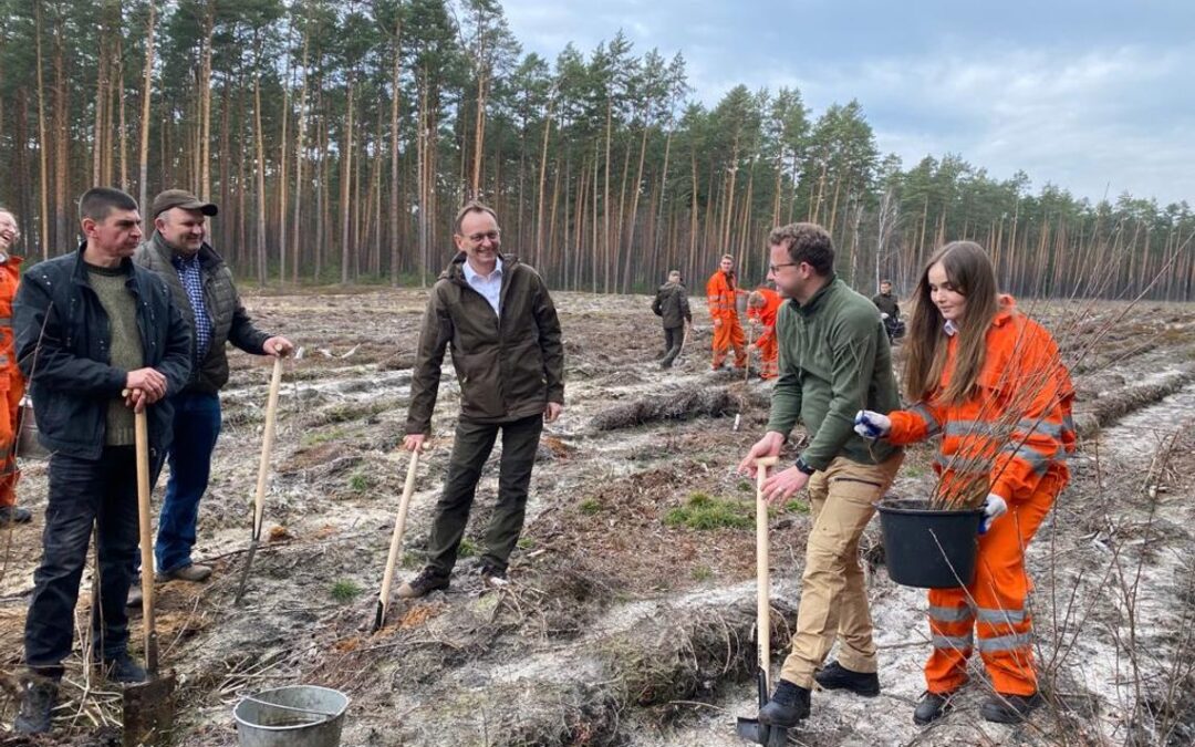 Biłgoraj: Wspólne sadzenie lasu z Wiceministrami Marcinem Romanowskim i Edwardem Siarką